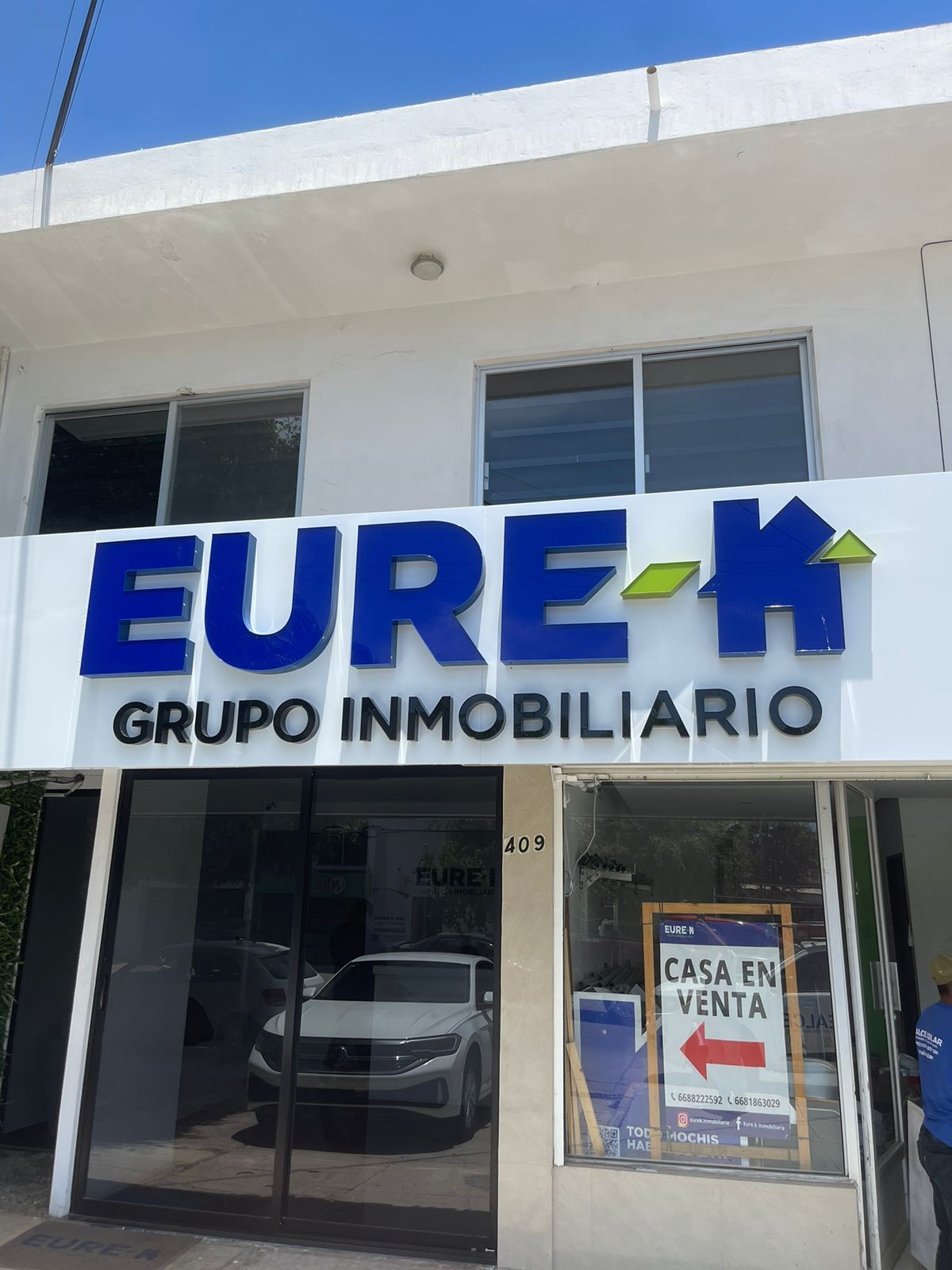 Volumenes en fachada comercial
