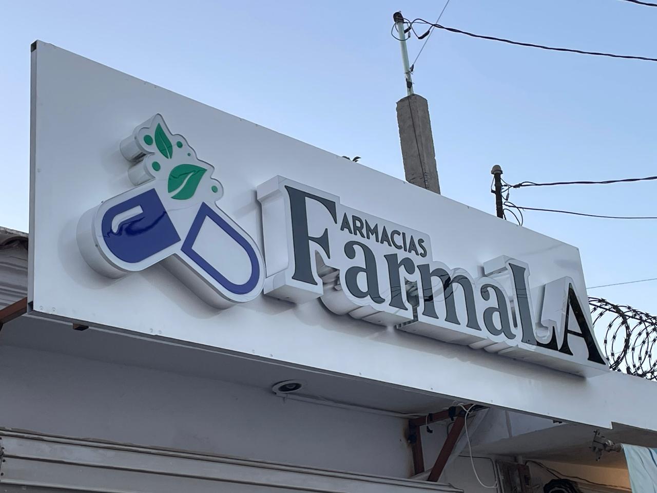 Paneles en fachada comercial