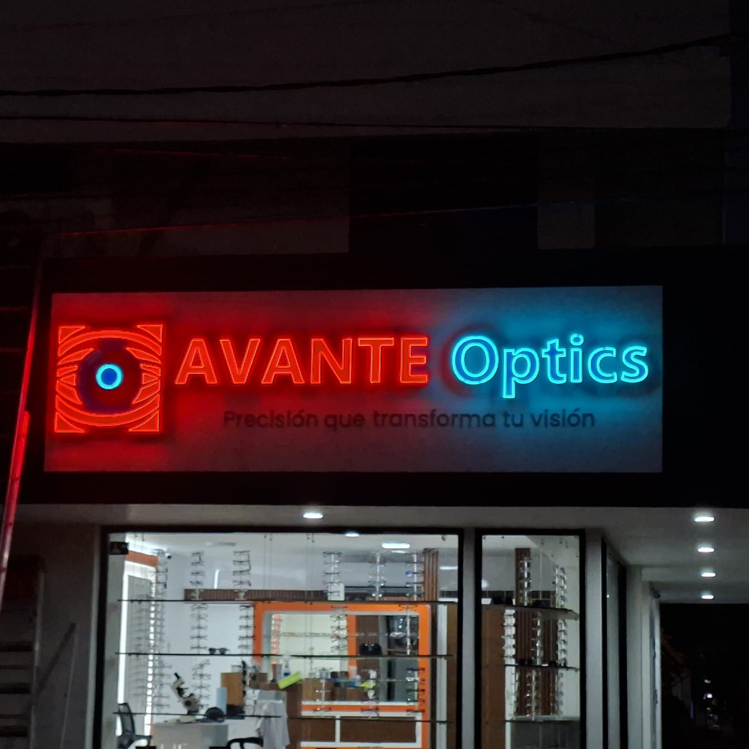 Letras blancas sobre madera